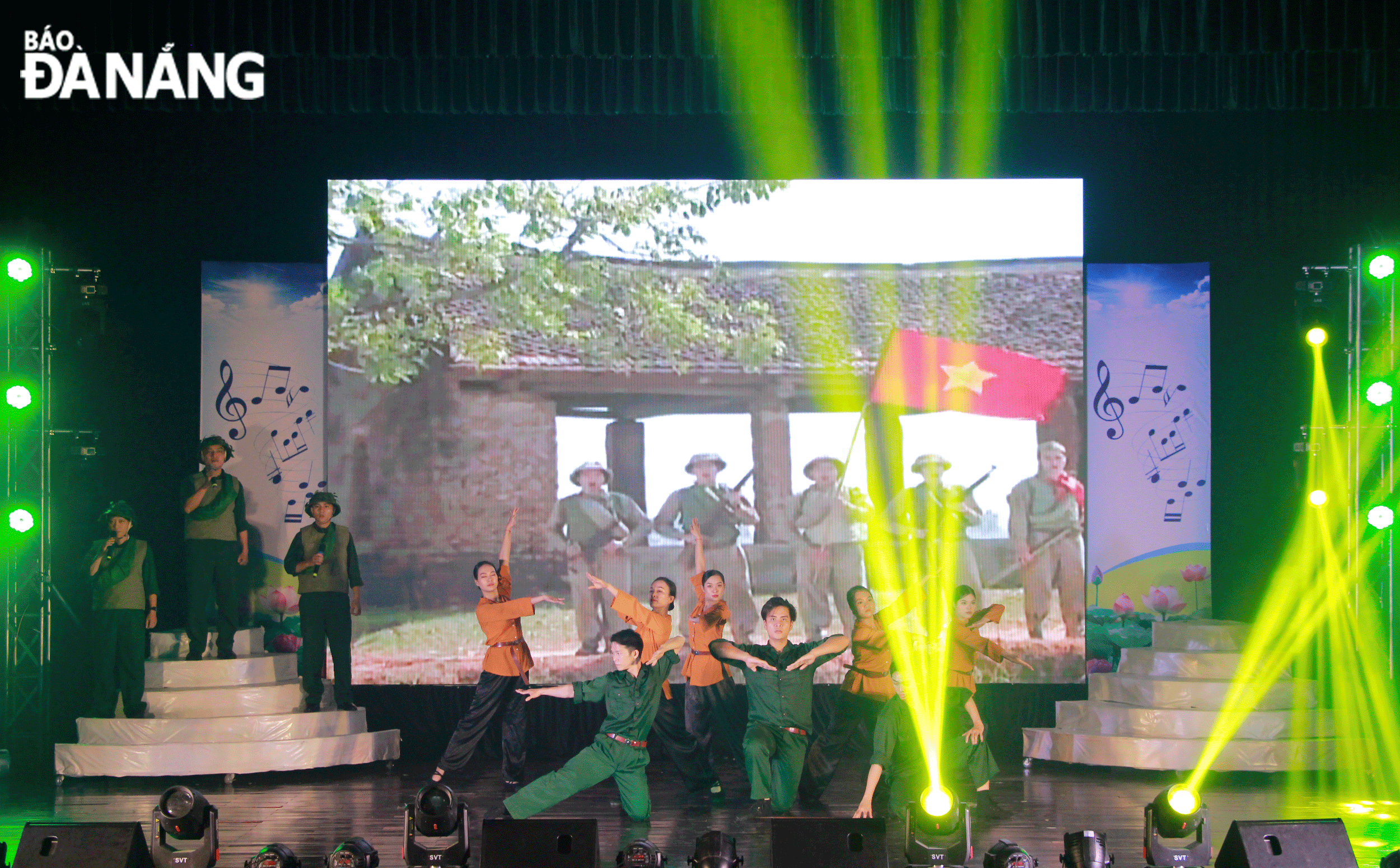 A performance at the mass art festival in Thanh Khe District. Photo: X.D