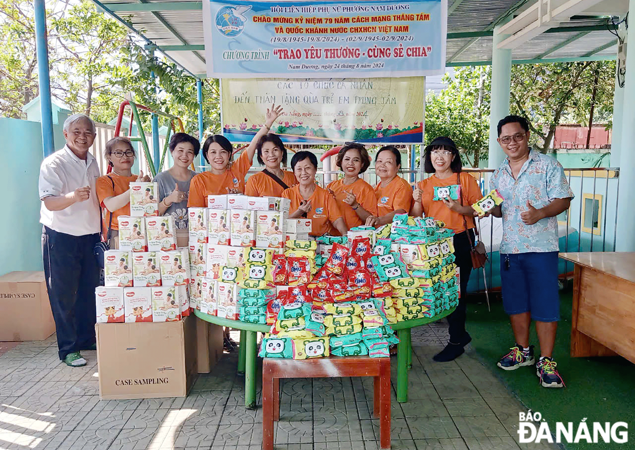 Representatives from the Nam Duong Ward Women's Union in Hai Chau District visited the Orphan Care Centre and presented gifts to the children. Photo: N.D.