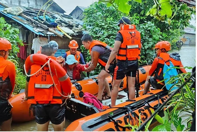 Lực lượng cứu hộ Philippines sơ tán người dân trong vùng chịu ảnh hưởng của bão Yagi. Ảnh: Cảnh sát biển Philippines