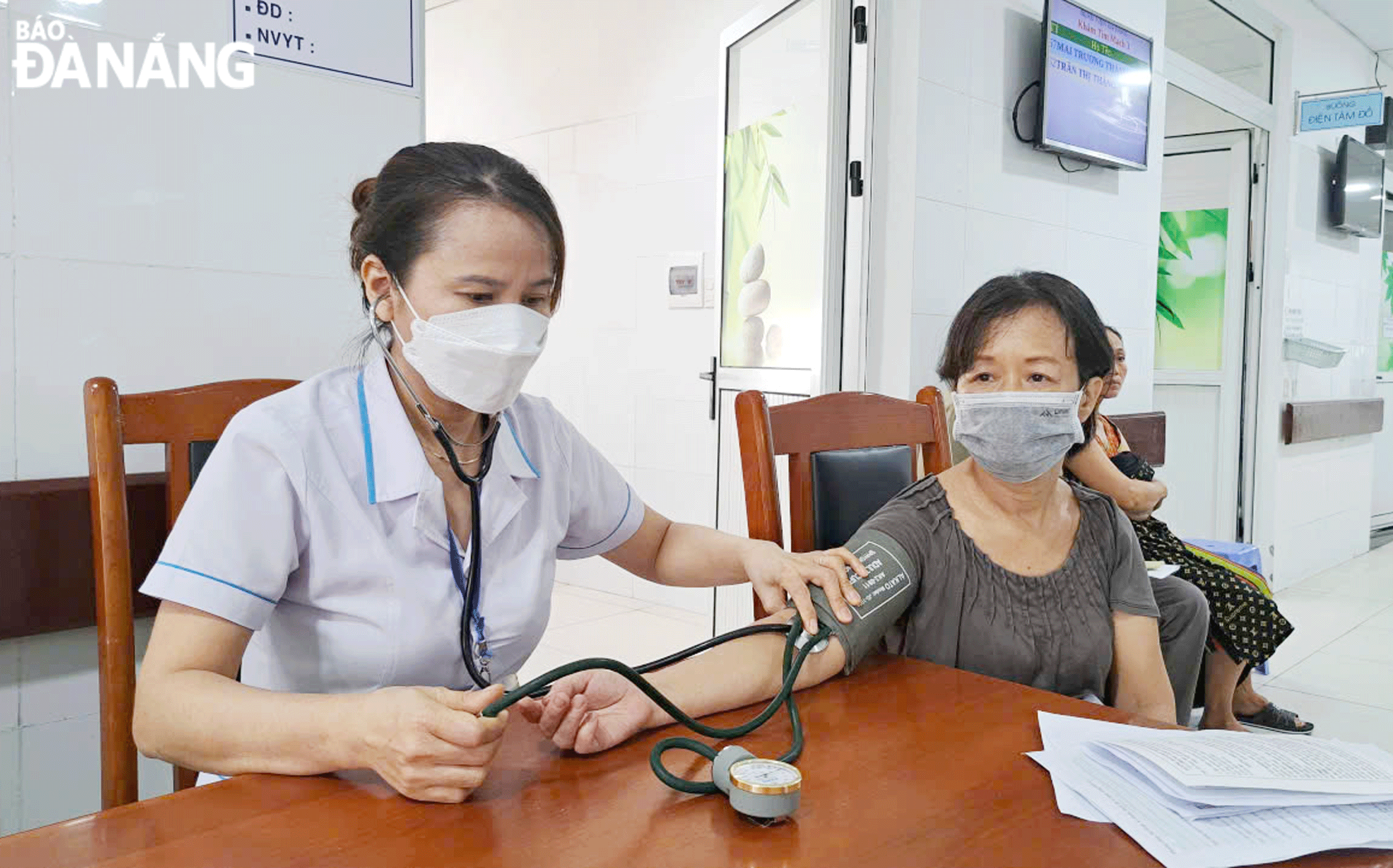 Cashless hospital fee payments provide dual benefits for both hospitals and patients. In the photo: A medical examination for the public at the Da Nang Hospital. Photo: PHAN CHUNG