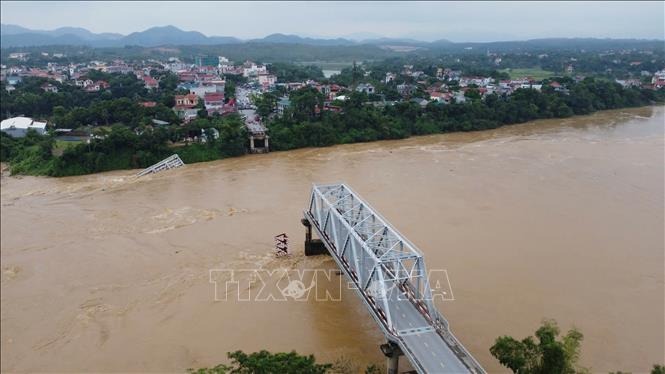 Sập cầu Phong Châu tại Phú Thọ. Ảnh: Tạ Toàn/TTXVN