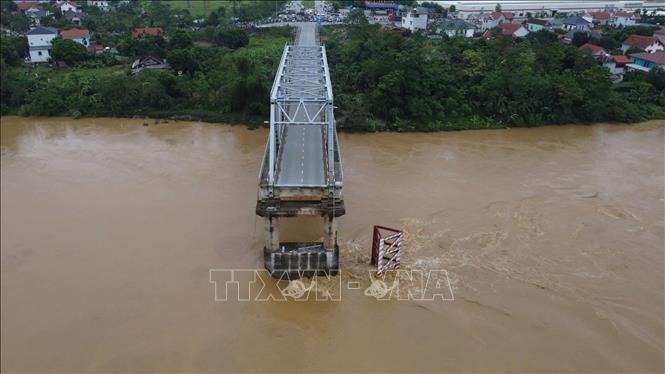 Cầu Phong Châu (Phú Thọ) bị sập, sáng 9-9. Một trụ và hai nhịp của cây cầu đã bị nước lũ cuốn. Ảnh: Tạ Toàn/TTXVN