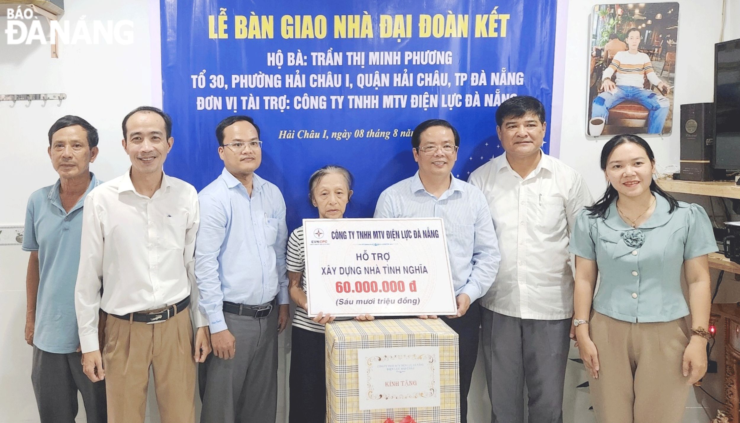 The  Hai Chau 1 Ward chapter of the Da Nang Fatherland Front Committee coordinated with the sponsoring unit to hand over a new houses to poor household. Photo: L.P