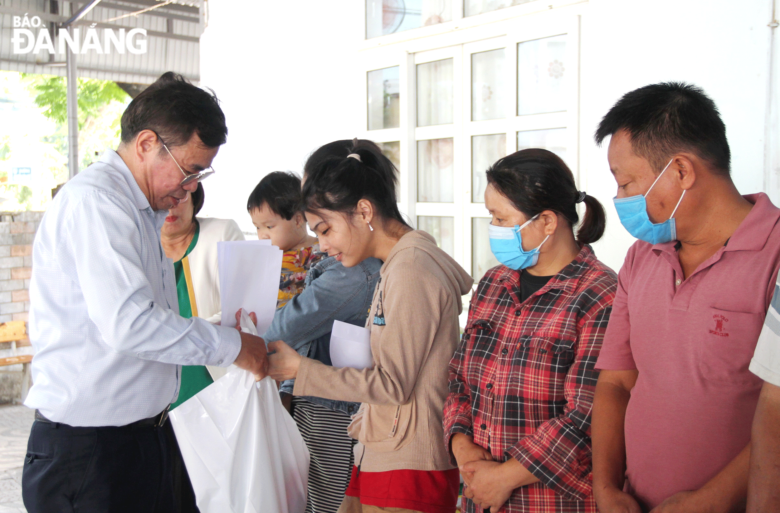 Associations and social organisations have increased their mobilisation of resources to care for their members. IN PHOTO: Chairman of the City Association for Victims of Agent Orange/Dioxin Nguyen Van An (left) presenting gifts to victims of Agent Orange. Photo: LAM PHUONG