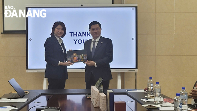 Permanent Vice Chairman of the Da Nang People's Council Tran Phuoc Son presenting a souvenir gift to leader of the Alpha Laboratories company