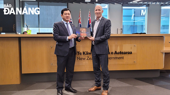 Permanent Vice Chairman of the Da Nang People's Council Tran Phuoc Son (left) giving a souvenir gift to CEO of the NZTech.