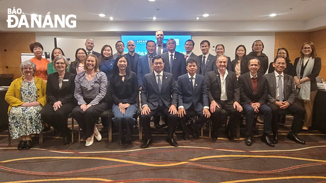 The Da Nang delegation taking a souvenir photo at the seminar