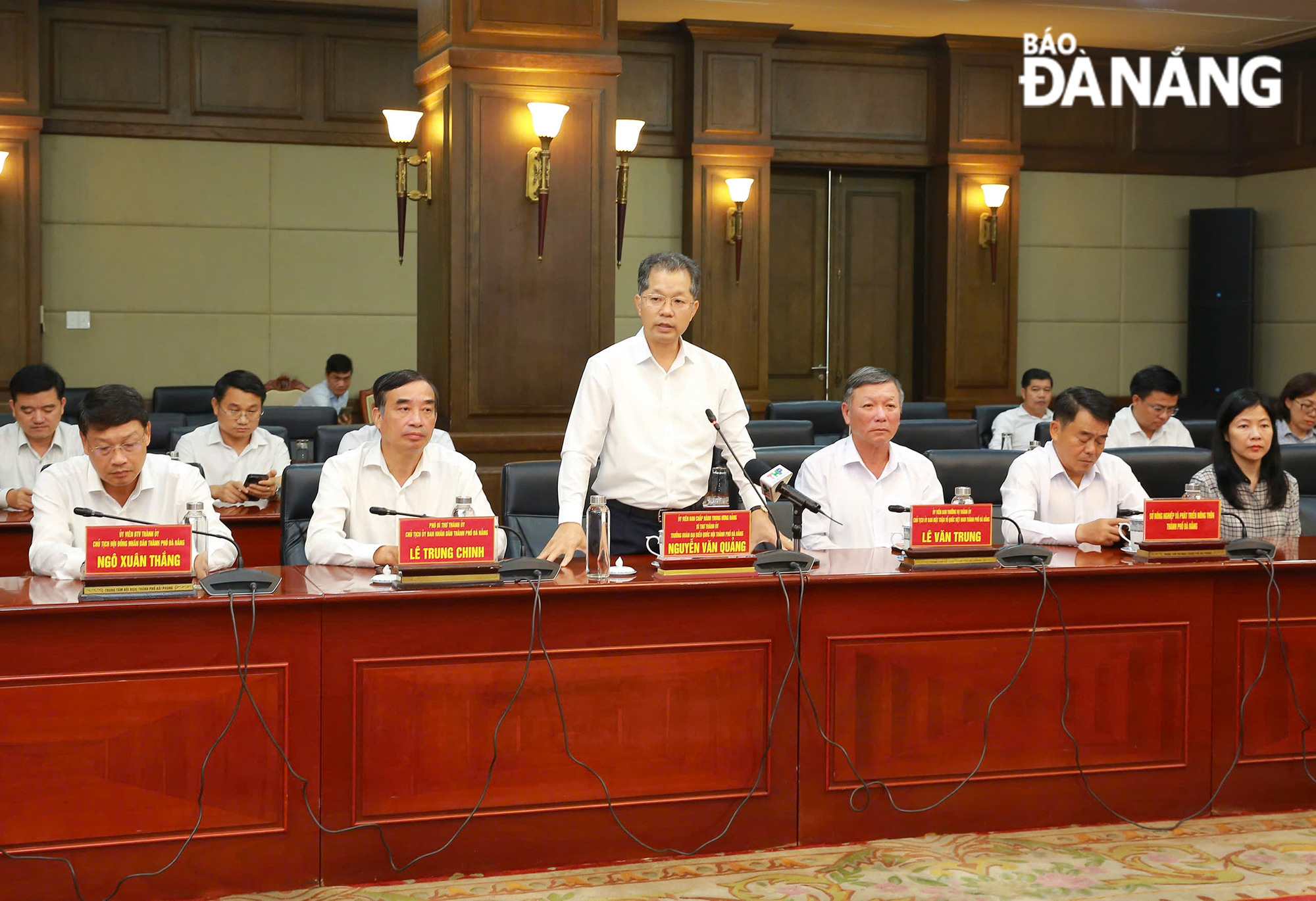 Secretary of the Da Nang Party Committee Nguyen Van Quang (standing) expressing his condolences and sympathies to Hai Phong City over its losses caused by typhoon Yagi