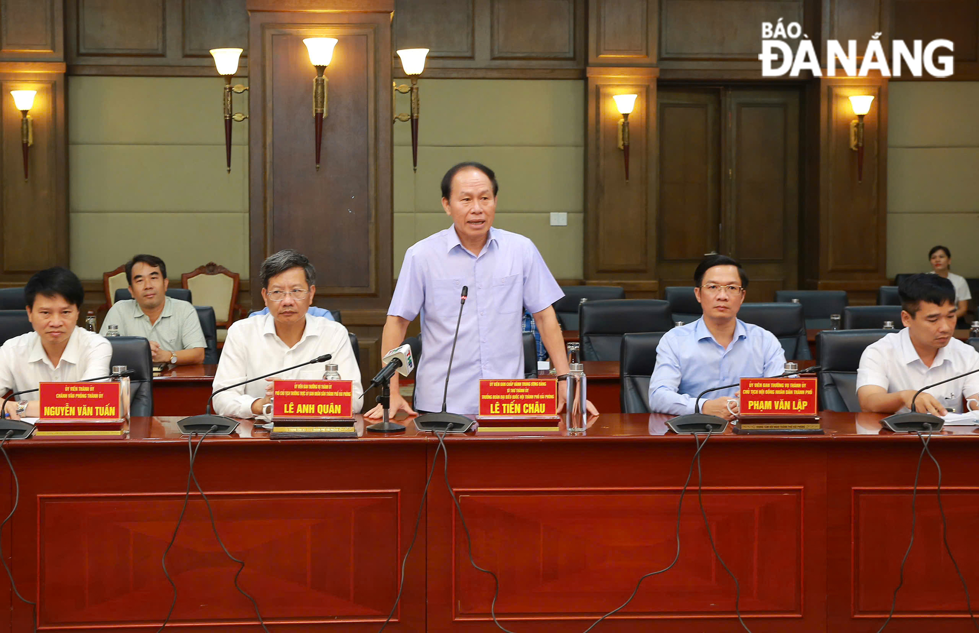 Hai Phong Party Secretary Le Tien Chau (standing) expressed his gratitude to the government and people of Da Nang for their support. 