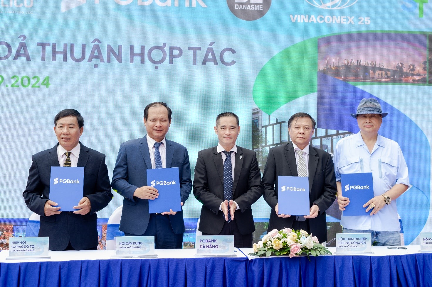 Ông Doãn Bá Nhật Ba – Giám đốc PGBank Đà Nẵng ký kết thỏa thuận hợp tác chiến lược với các đối tác quan trọng như Hiệp hội Cơ khí, Hiệp hội Gara ô tô, Hiệp hội Vận tải và Vinaconex.