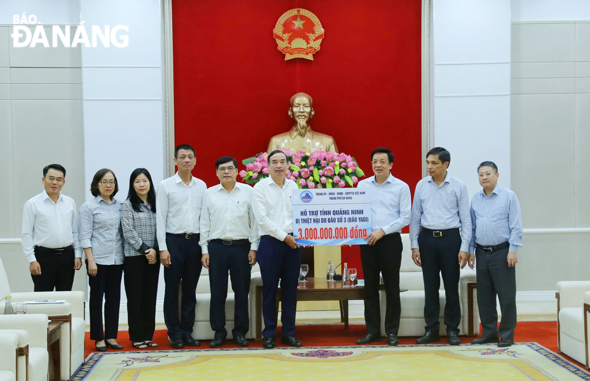 Chairman of the Da Nang People's Committee Le Trung Chinh (4th, right) presenting VND 3 billion in financial support to Quang Ninh Province to overcome the damage caused by storm No. 3 on the afternoon of September 10. Photo: PV