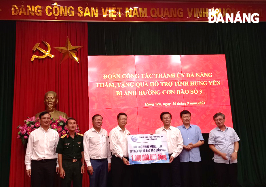 Chairman of the Da Nang People's Council Ngo Xuan Thang (4th, left) presenting VND 1 billion in financial support to Hung Yen Province on the afternoon of September 10.