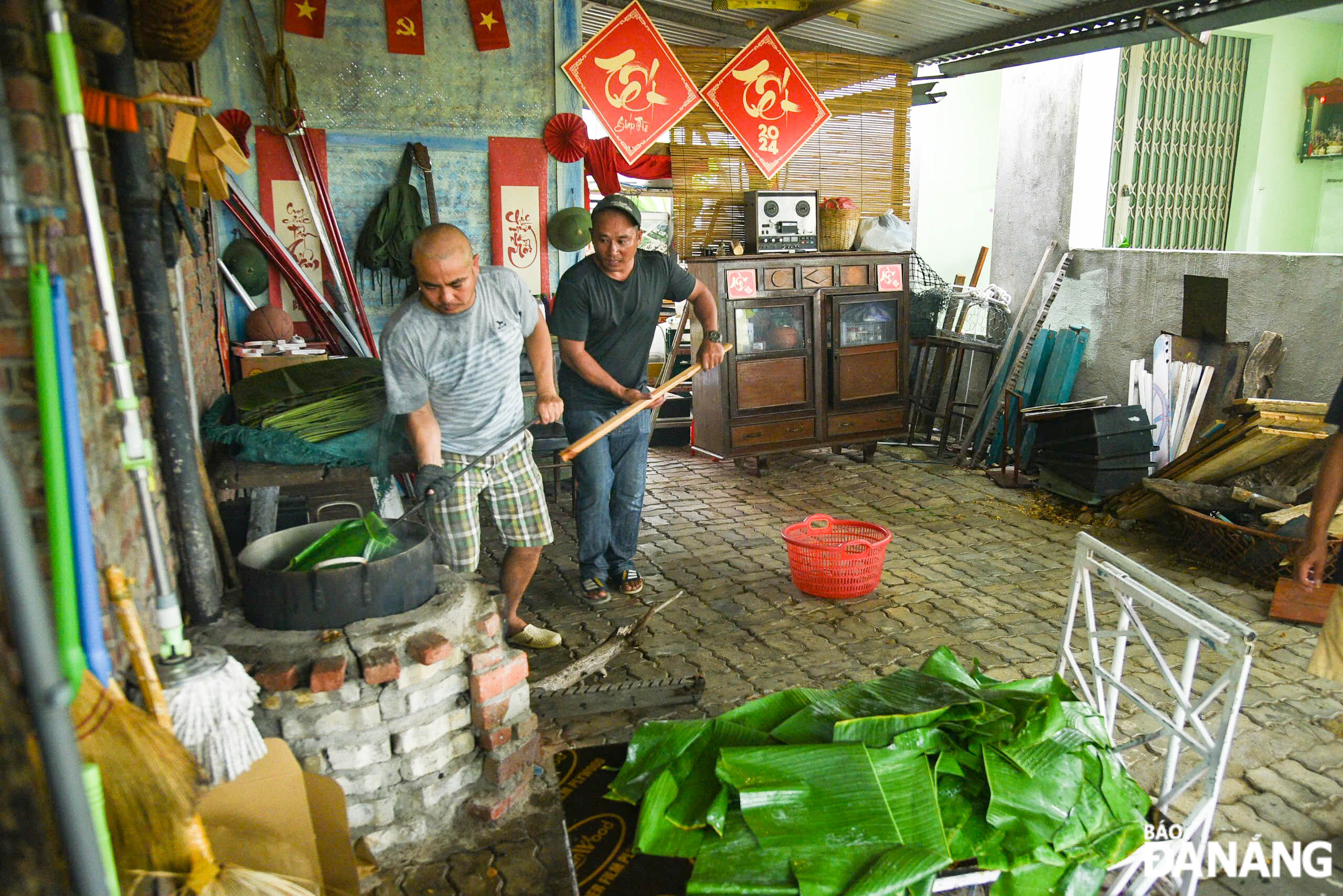 On Tuesday afternoon, a large number of people residing on Ly Van Phuc Street in Ngu Hanh Son District were seen wrapping traditional sticky rice cakes to send to people in northern localities who are suffering from damage due to storms and floods.