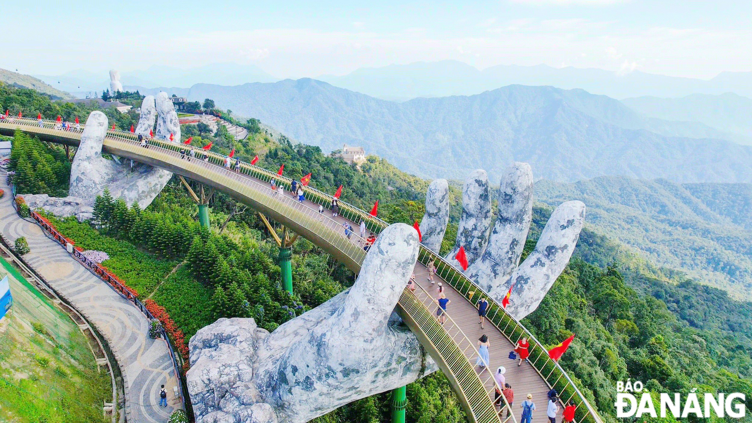 In the first eight months of 2024, economic activities in Da Nang grew quite well. Tourists are seen visit the Sun World Ba Na Hills. Photo: M.Q