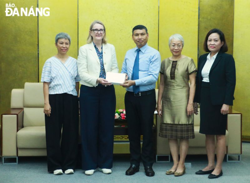 Standing Vice Chairman of the Da Nang People's Committee Ho Ky Minh (3rd, right) presenting a souvenir to Australian Consul General in Ho Chi Minh City Sarah Hooper (2nd, left). Photo: T.P