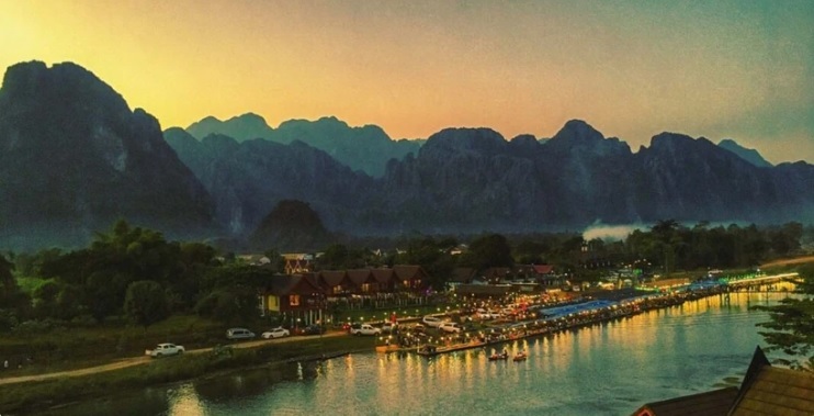 Vang Vieng is a town in the Lao province of Vientiane, about halfway to Luang Prabang, known for its picturesque views, limestone cliffs and caves. (Photo: laotiantimes.com)