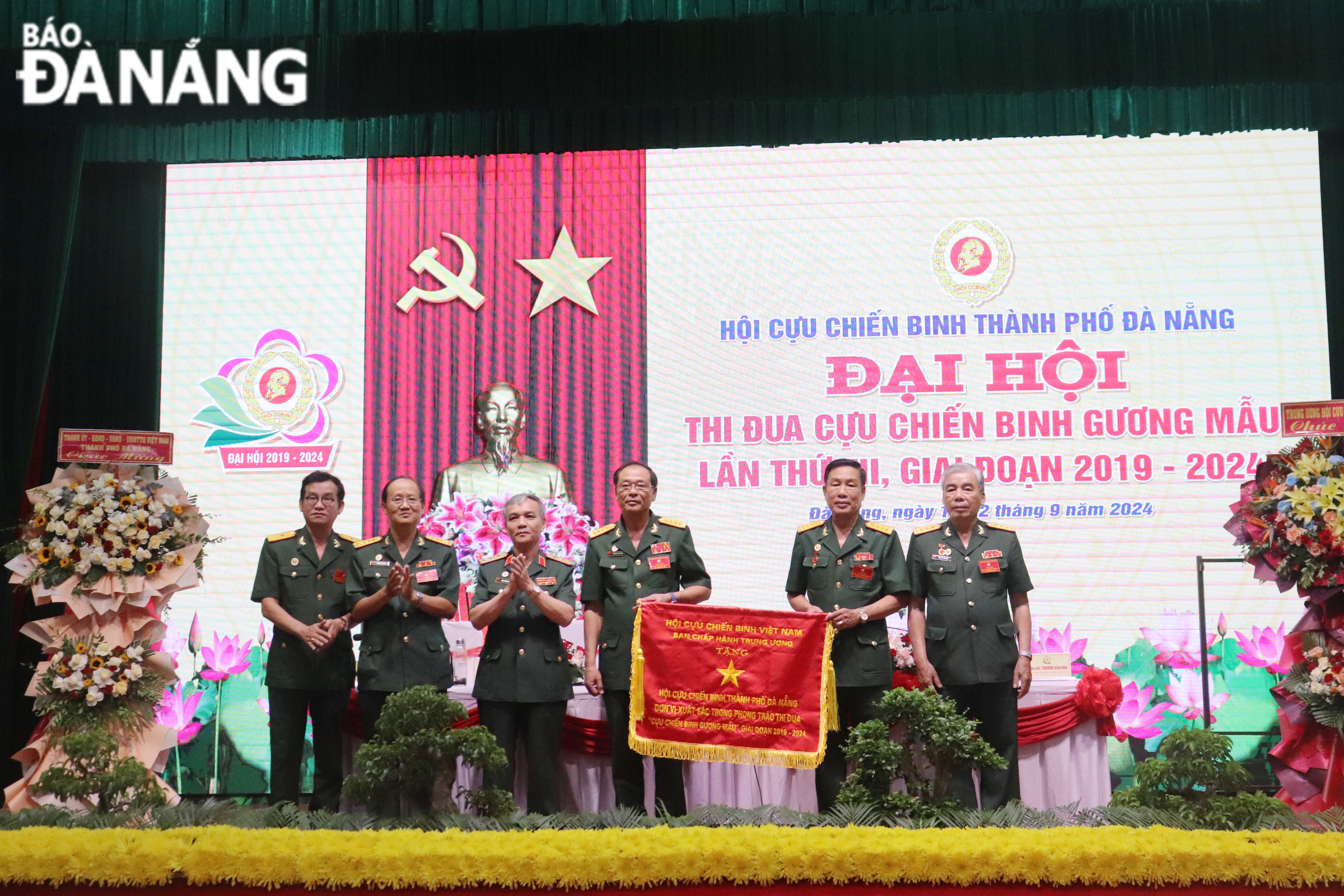 Trung ương Hội CCB Việt Nam tặng cờ thi đua xuất sắc trong phong trào thi đua “Cựu chiến binh gương mẫu” giai đoạn 2019-2024 cho Hội CCB thành phố.