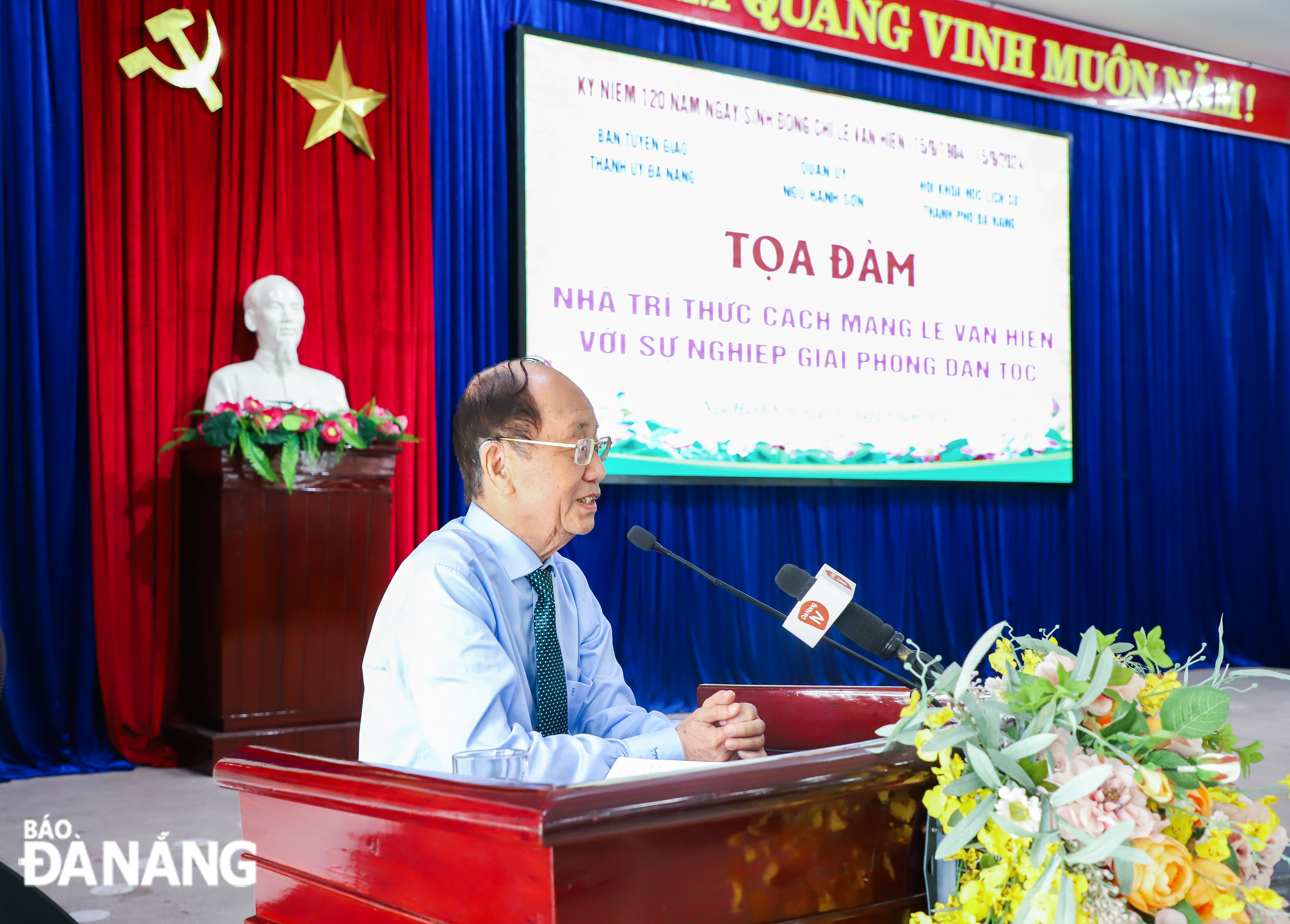 Thay mặt gia đình đồng chí Lê Văn Hiến, ông Phan Diễn phát biểu tại hội thảo. Ảnh: NGỌC PHÚ