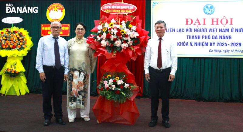 The Viet Nam Fatherland Front Committee of Da Nang presenting flowers to congratulate the Congress. Photo: T.P.