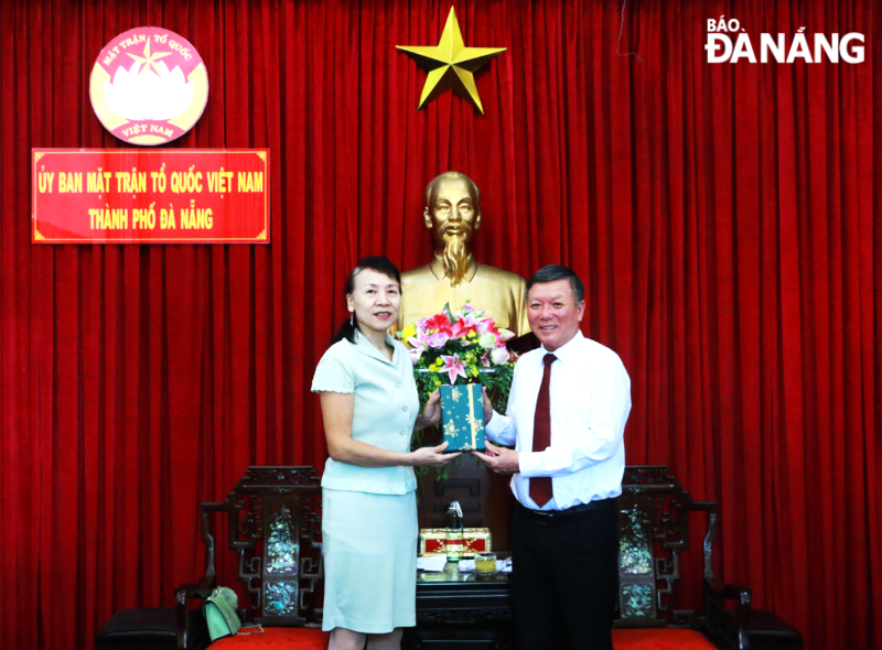 Chairman of the Viet Nam Fatherland Front Committee of Da Nang Le Van Trung (right) presenting a souvenir gift to Chinese Consul General in Da Nang Dong Biyou. Photo: T.AN