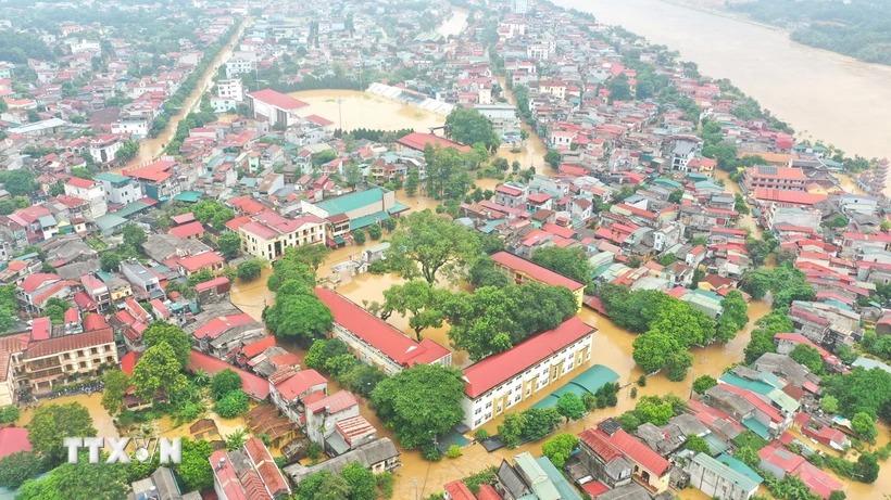 Nước sông Hồng lên cao, nhấn chìm các khu vực nằm ven sông ở thành phố Yên Bái, chiều 9-9. (Ảnh: Tuấn Anh/TTXVN)