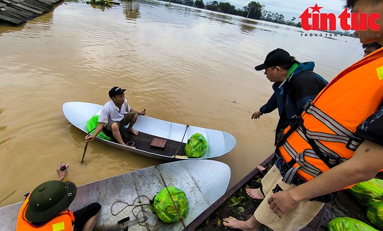 Lũ trên các sông xuống dần.