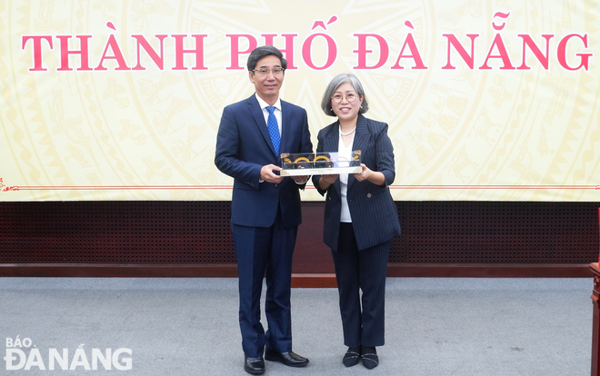 Vice Chairman of the Da Nang People's Committee Tran Chi Cuong presenting a souvenir to the representative of the delegation of the Ministry of Trade, Industry and Energy of Korea. Photo: M.Q