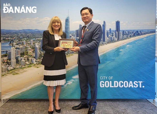 Permanent Vice Chairman of the Da Nang People's Council Tran Phuoc Son (right) presenting a souvenir to the Deputy Mayor of Gold Coast City.