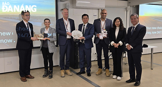 Leaders of Da Nang presenting souvenirs to leaders of Western Sydney International Airport.