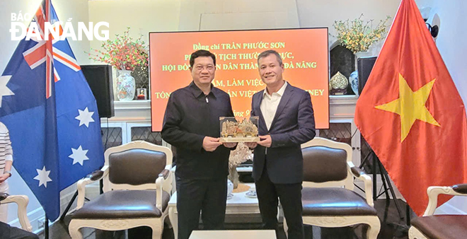 Permanent Vice Chairman of the Da Nang People's Council Tran Phuoc Son (left) presenting a souvenir to Vietnamese Consul General in Sydney Nguyen Dang Thang.