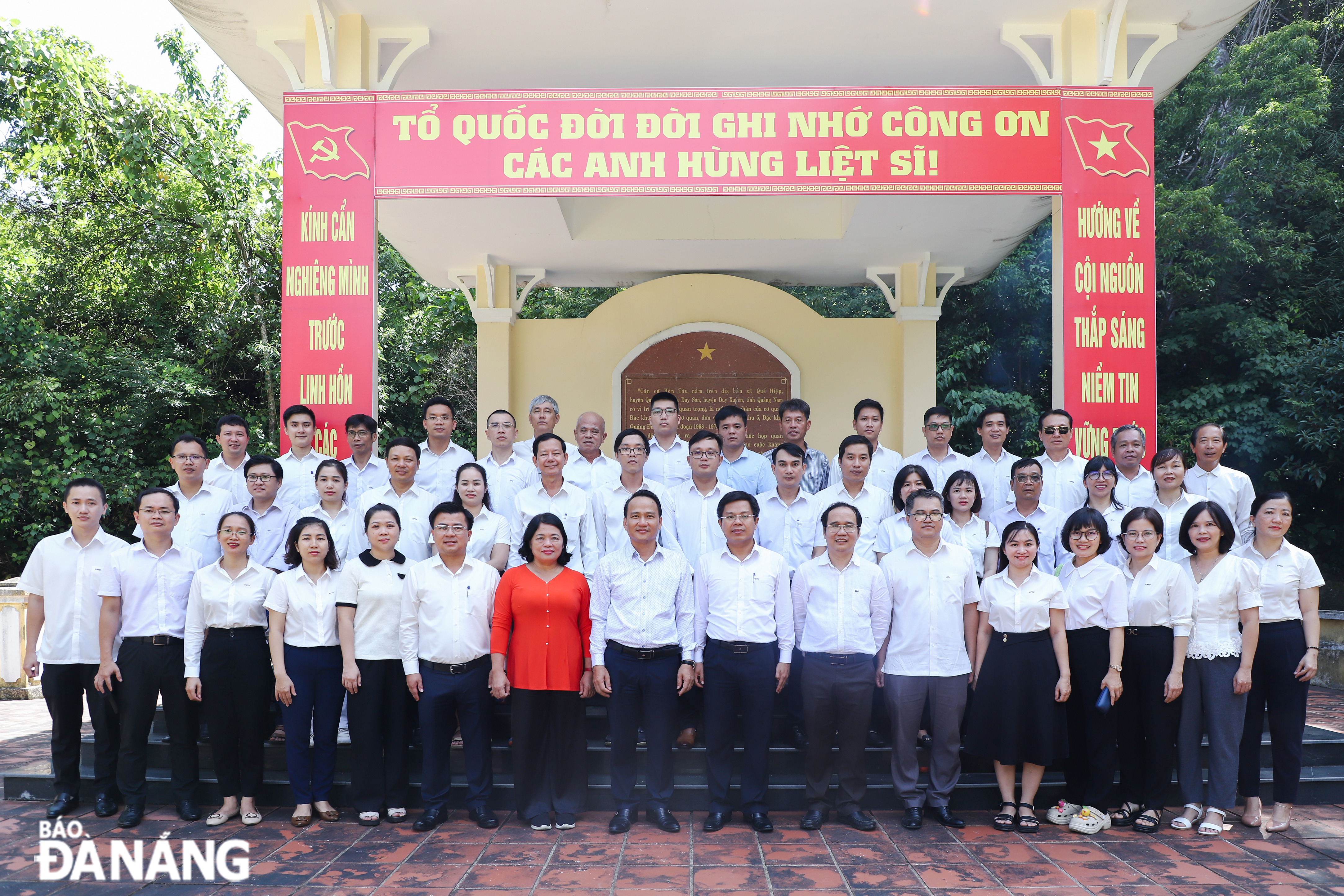 Đoàn chụp ảnh lưu niệm tại Khu di tích căn cứ cách mạng Hòn Tàu. Ảnh: NGỌC PHÚ