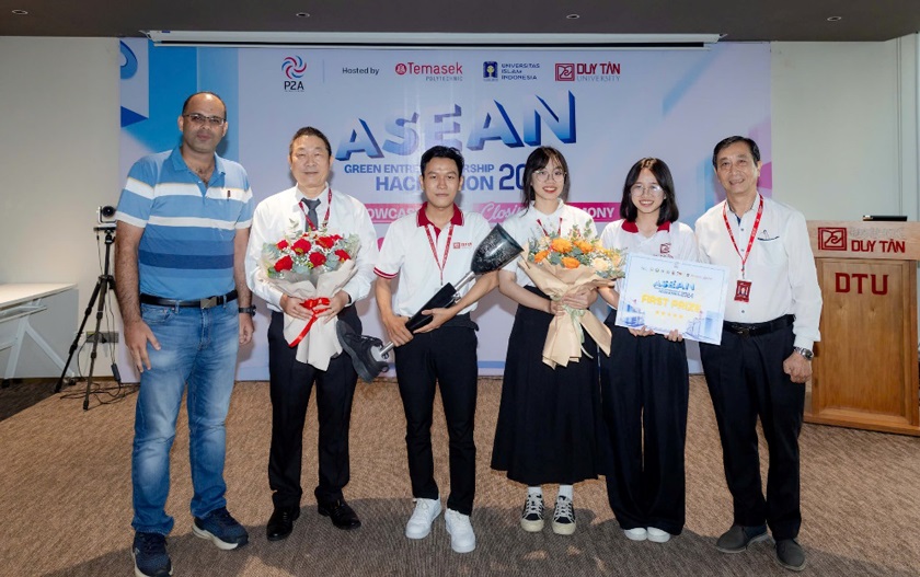 Đội Flexiled, Đại học Duy Tân xuất sắc giành giải Nhất cuộc thi Hackathon Khởi nghiệp xanh ASEAN năm 2024. Ảnh: H.L