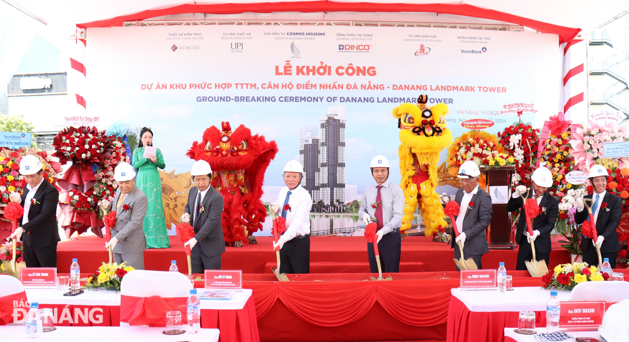 Chairman of the Viet Nam Fatherland Front of Da Nang Le Van Trung (5th, right) and Permanent Vice Chairman of the municipal People's Committee Ho Ky Minh (4th, right) make a symbolic gesture to break ground on the project. Photo: HOANG HIEP