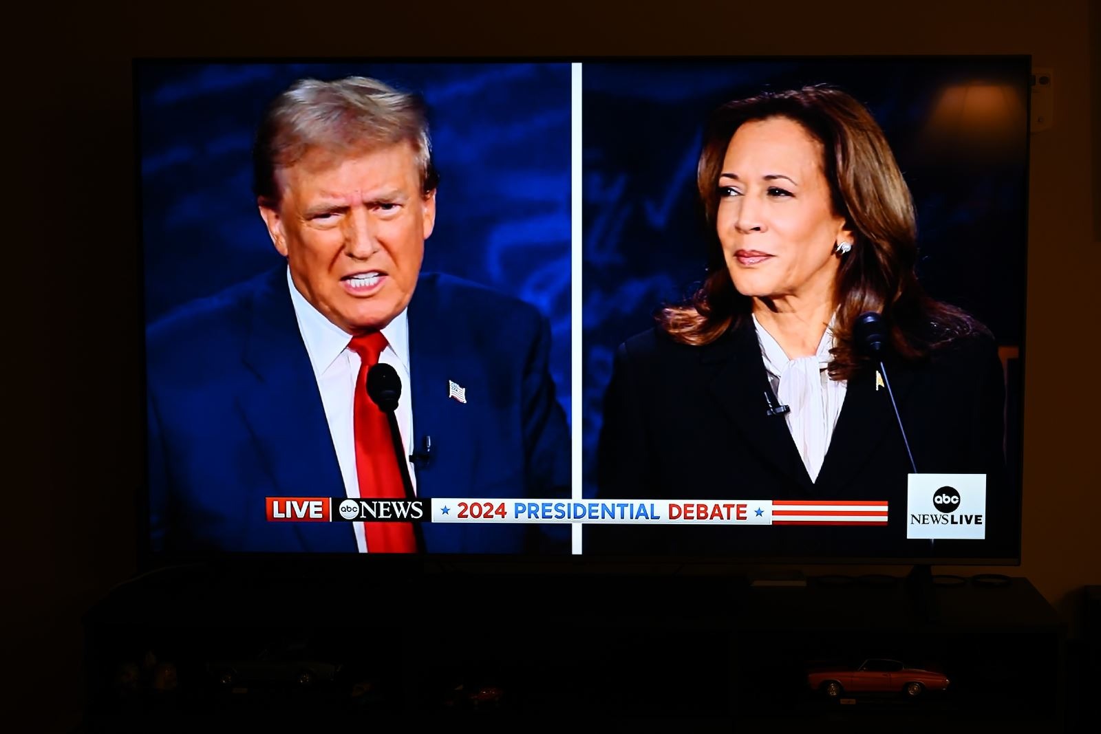 Cựu Tổng thống Mỹ Donald Trump (trái) và Phó Tổng thống Kamala Harris trong cuộc tranh luận trực tiếp tại thành phố Philadelphia tối 10-9-2024. Ảnh: THX/TTXVN