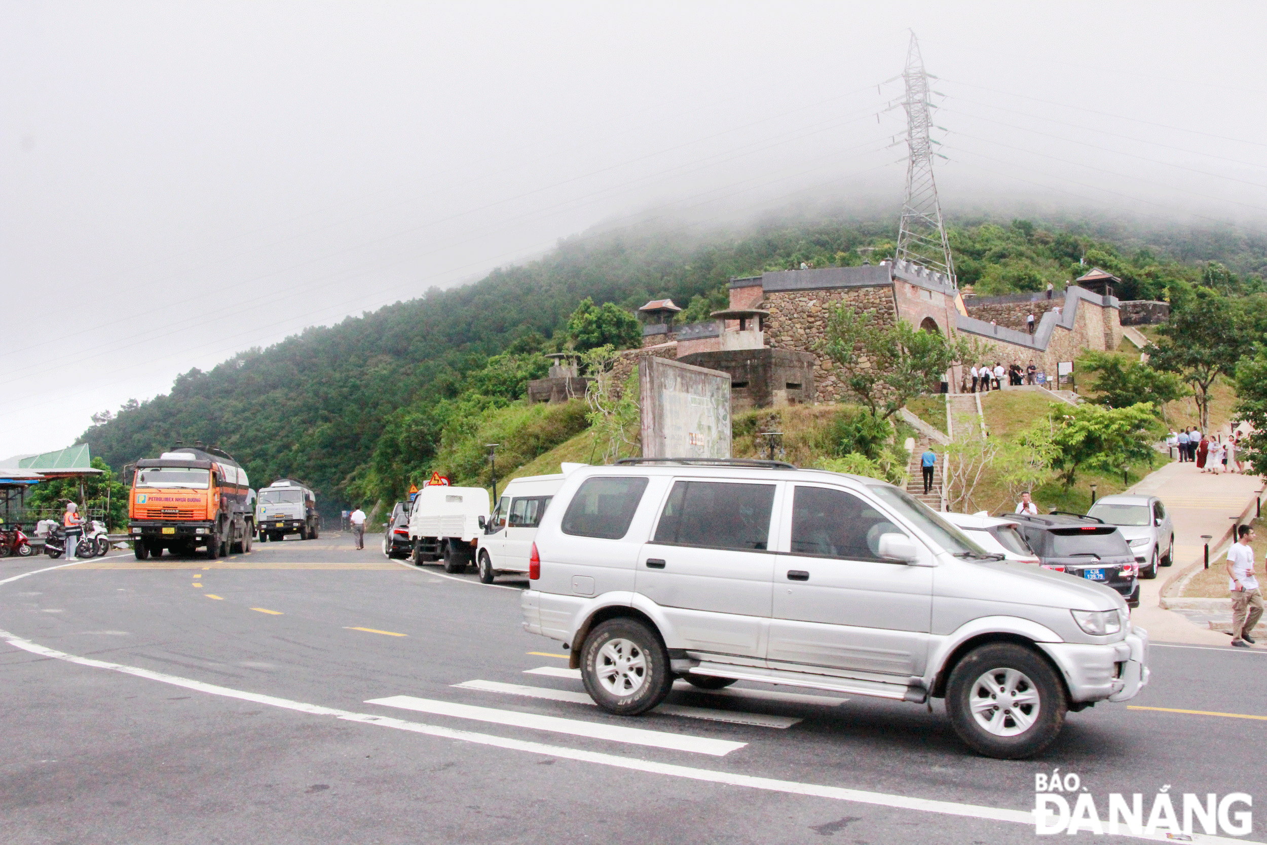 Many large vehicles passing through the Hai Van Pass can easily cause traffic jams. Photo: X.D