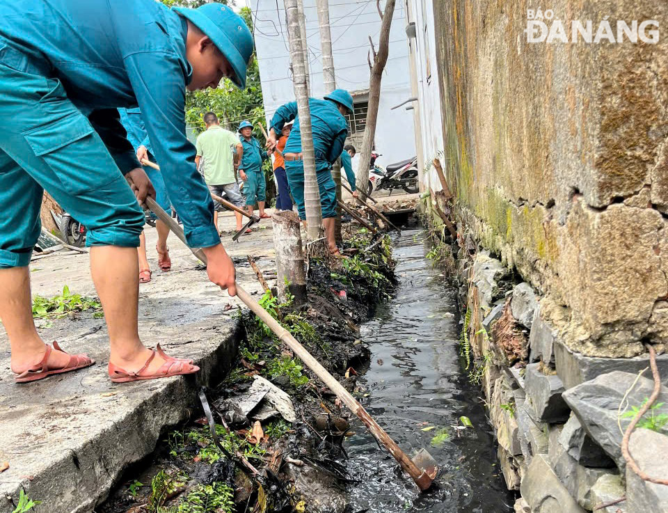 Các tuyến mương thoát nước trong khu dân cư cũng được nạo vét, khơi thông.