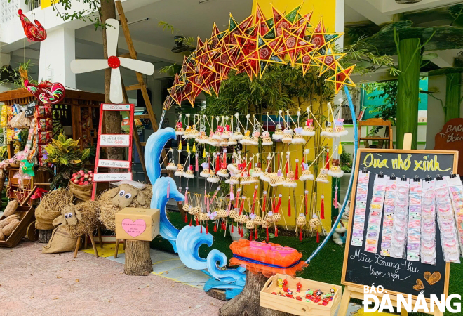 A stall selling lanterns to raise funds at the Binh Minh Kindergarten in Hai Chau District