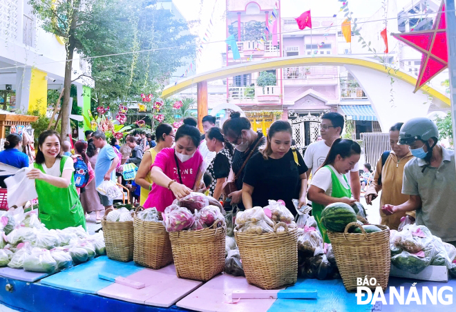 A vegetable stall of the Binh Minh Kindergarten is supported by parents. Photo: NGOC HA