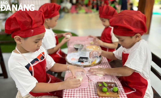 Children from the Ngoc Lan Kindergarten based in Hai Chau District make moon cakes to give to children in the Northern region affected by the storm. Photo: NGOC HA