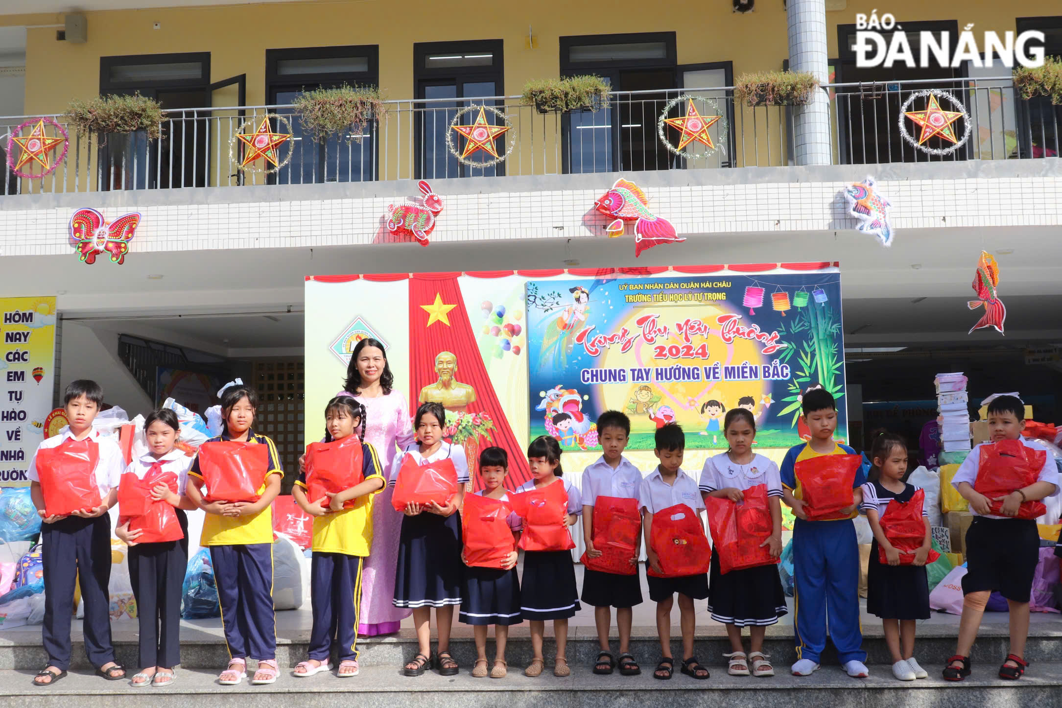 Tại chương trình, Trường  Tiểu học Lý Tự Trọng (quận Hải Châu) trao các suất quà trung thu cho các em học sinh có hoàn cảnh khó khăn.