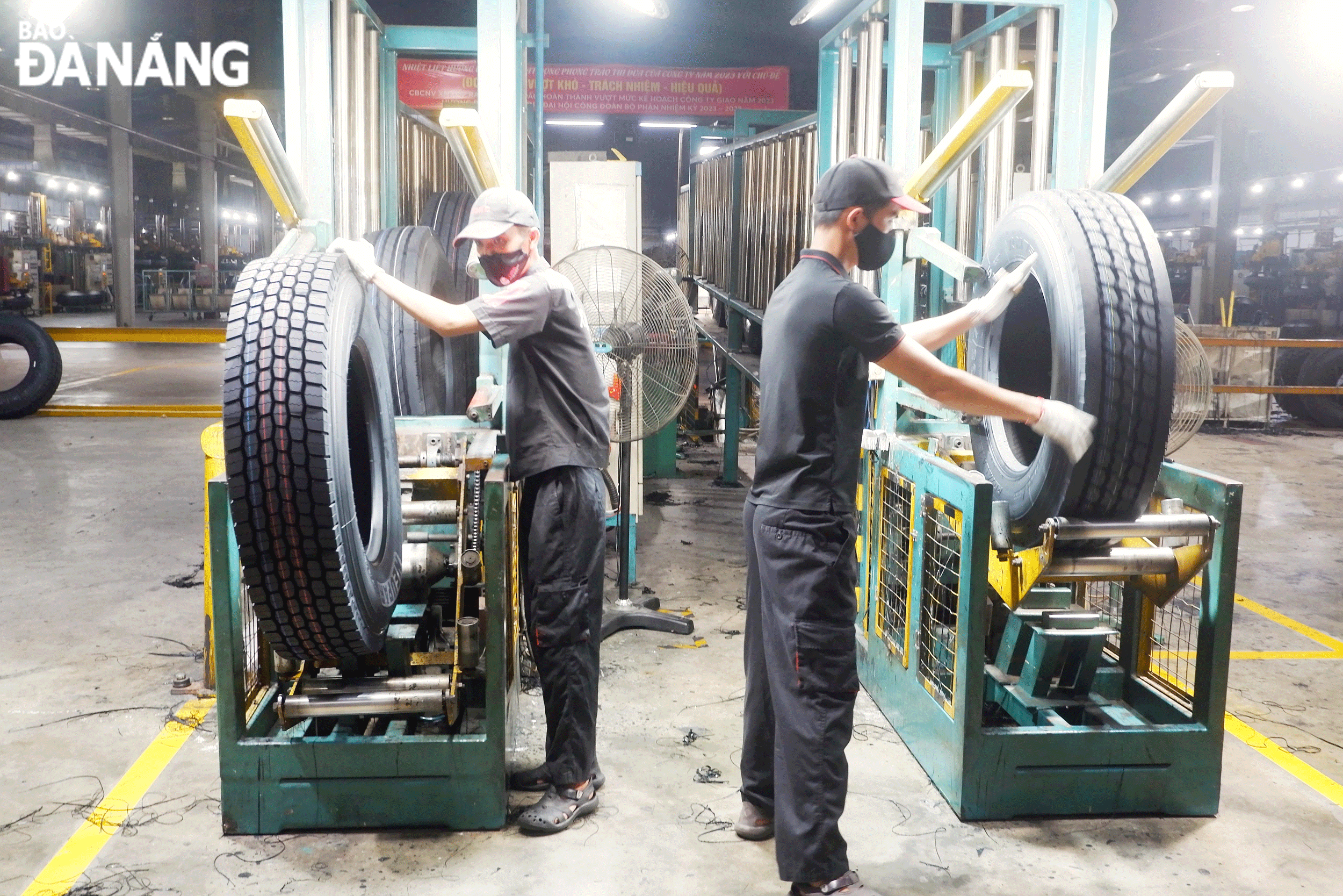 Workers at the Da Nang Rubber JSC 