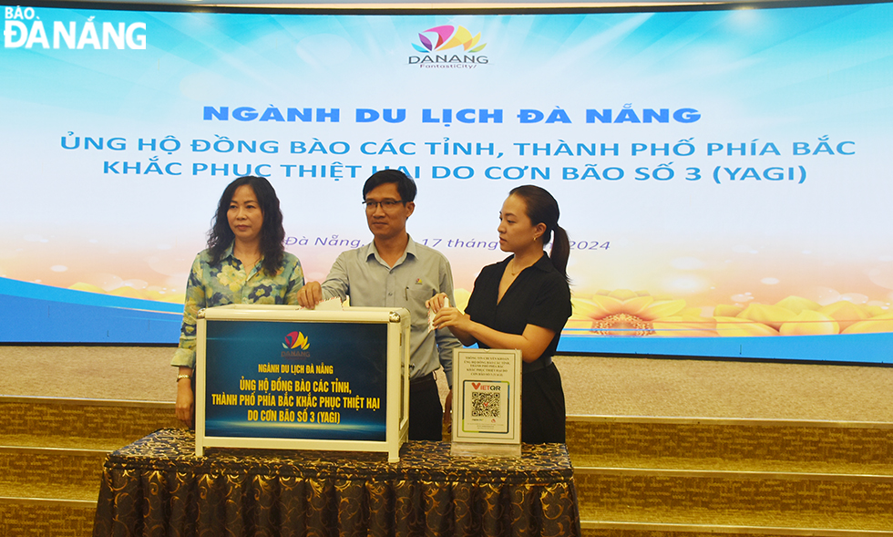 The leaders of the municipal Department of Tourism organised a fundraiser to support people in the northern provinces and cities to overcome the damage caused by storm No. 3. Photo: THU HA