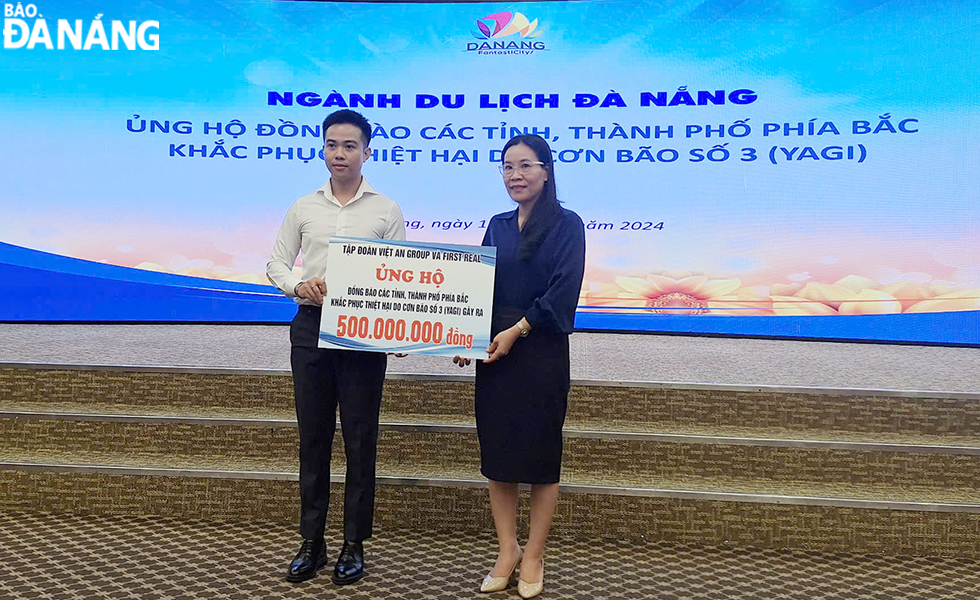 With the desire to share the losses of the people in the northern region, many tourism businesses in the city have donated large sums of money. Photo: THU HA