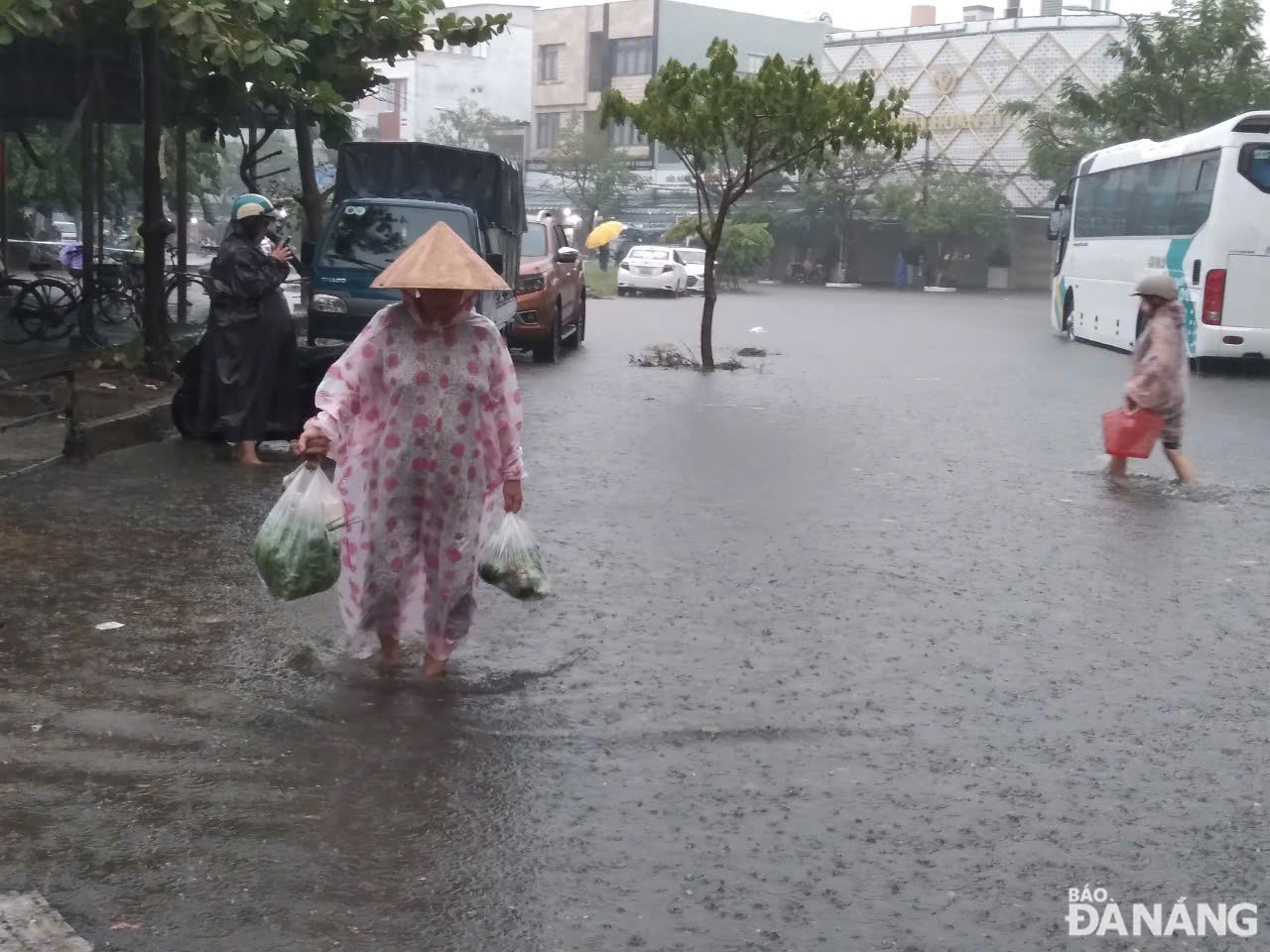 Vỉa hè đường Bùi Dương Lịch (quận Sơn Trà) bị ngập nước. Ảnh: HOÀNG HIỆP 