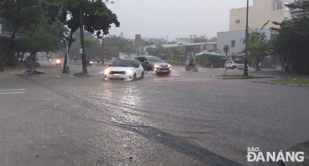 Đường Trần Thánh Tông (quận Sơn Trà) bị ngập nặng do nước từ dưới cống tràn lên. Ảnh: HOÀNG HIỆP