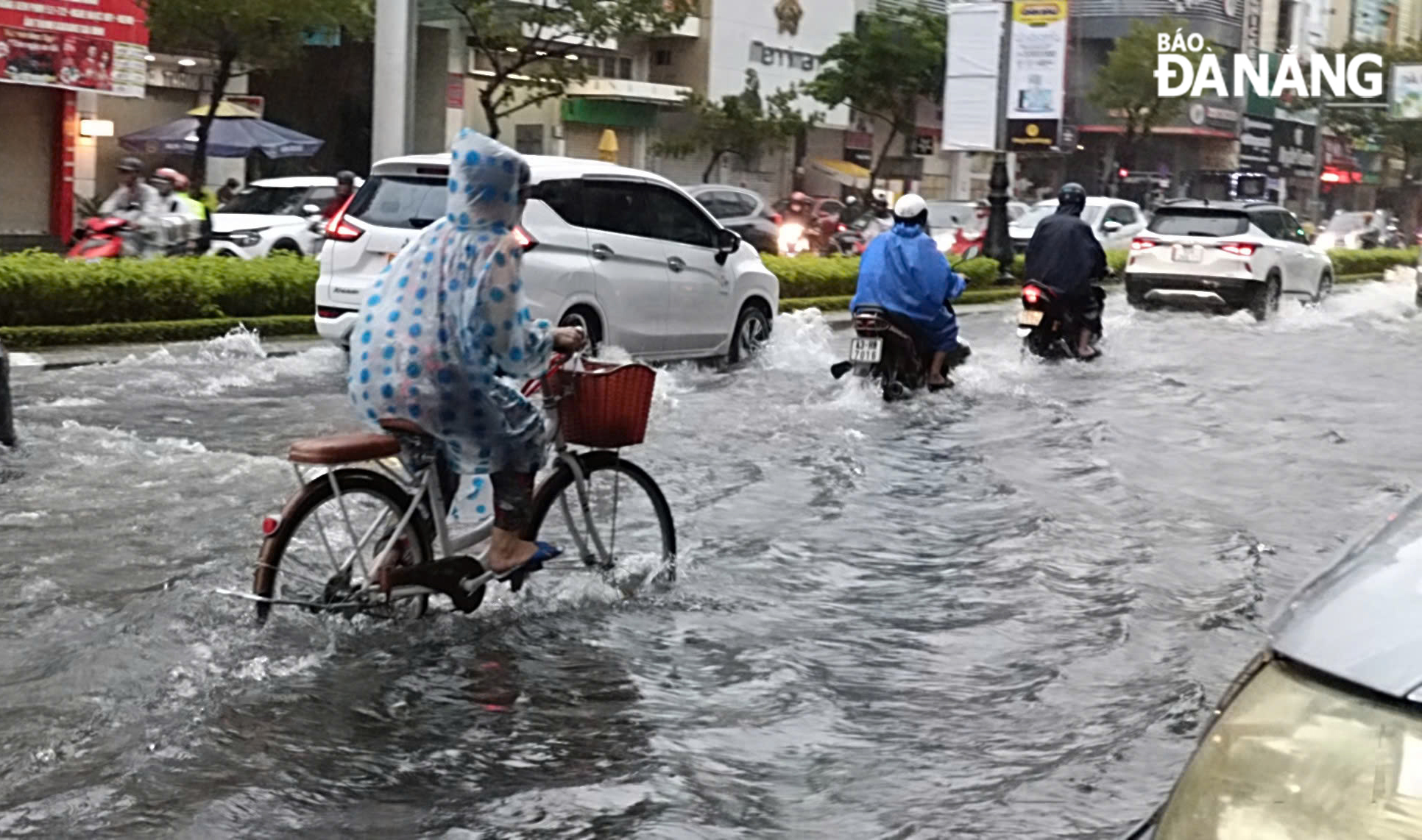 Một đoạn ngập do mưa lớn trên đường Nguyễn Văn Linh.