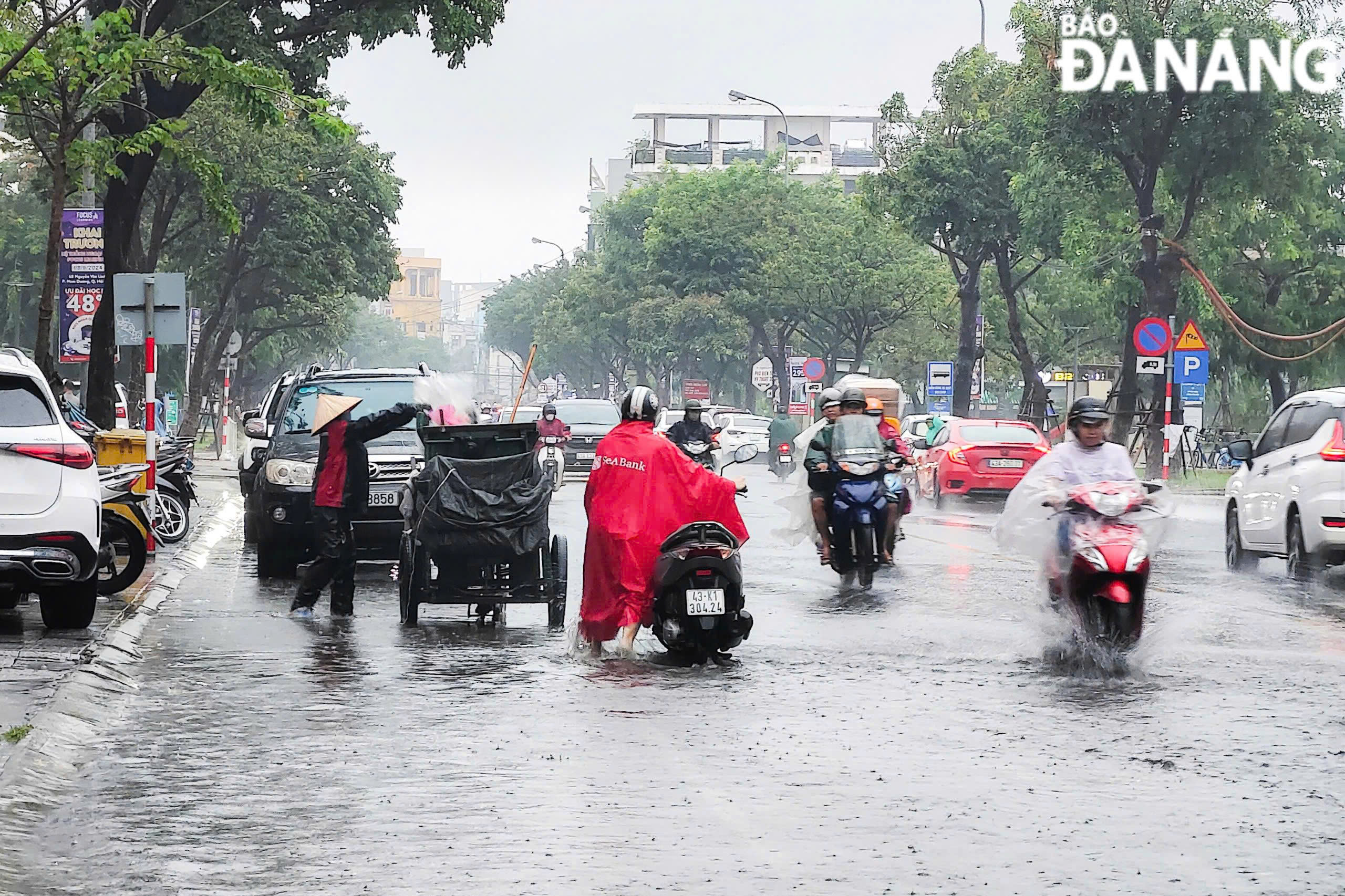 Các lực lượng môi trường cũng khẩn trương dọn dẹp, tránh rác, lá cây ảnh hưởng tiến độ thoát nước.