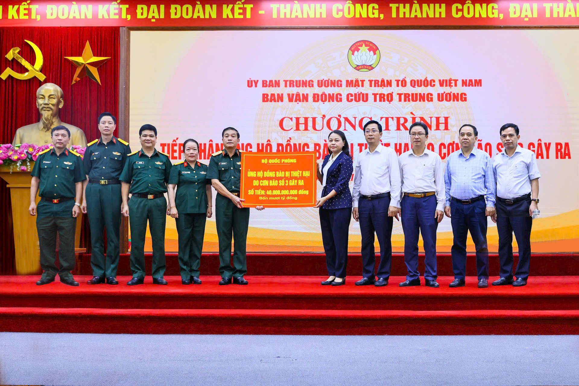 Đại tá Vũ Thị Hải Phượng – Phó Chủ tịch Hội đồng quản trị Ngân hàng TMCP Quân đội (MB) (thứ tư từ trái qua) đại diện MB cùng Bộ Quốc phòng trao số tiền ủng hộ