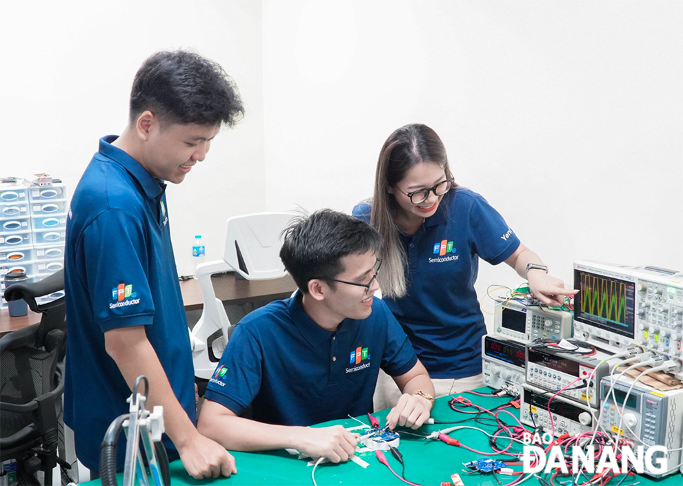 Phan Tran Minh Uyen (sitting), the 80,013th employee of FPT Corporation, is a research and development specialist in the field of semiconductor in Da Nang.