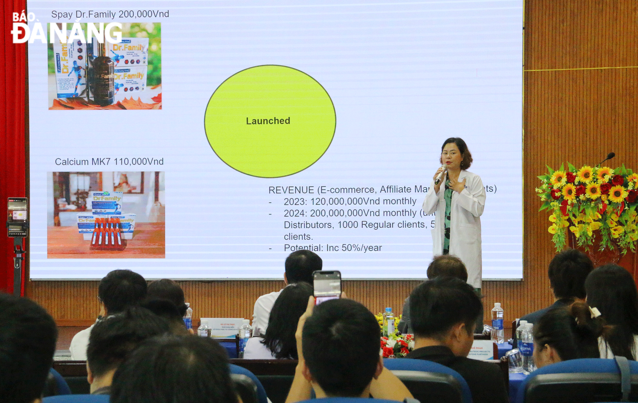 Investment presentation or pitch is a tool to help startup founders share their company stories and visions with investors. Photo: VIET AN